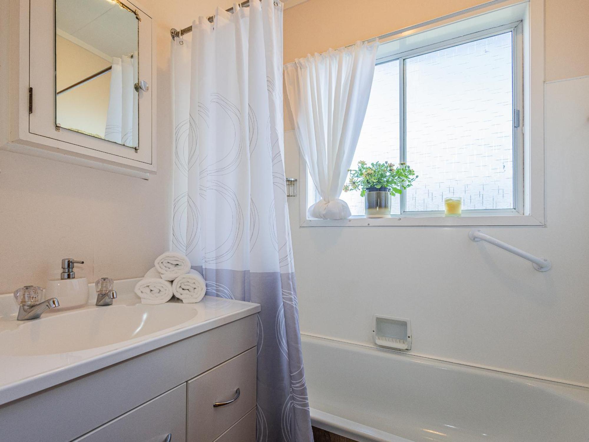 Central Riverside Retreat - Taupo Holiday Home Ngoại thất bức ảnh