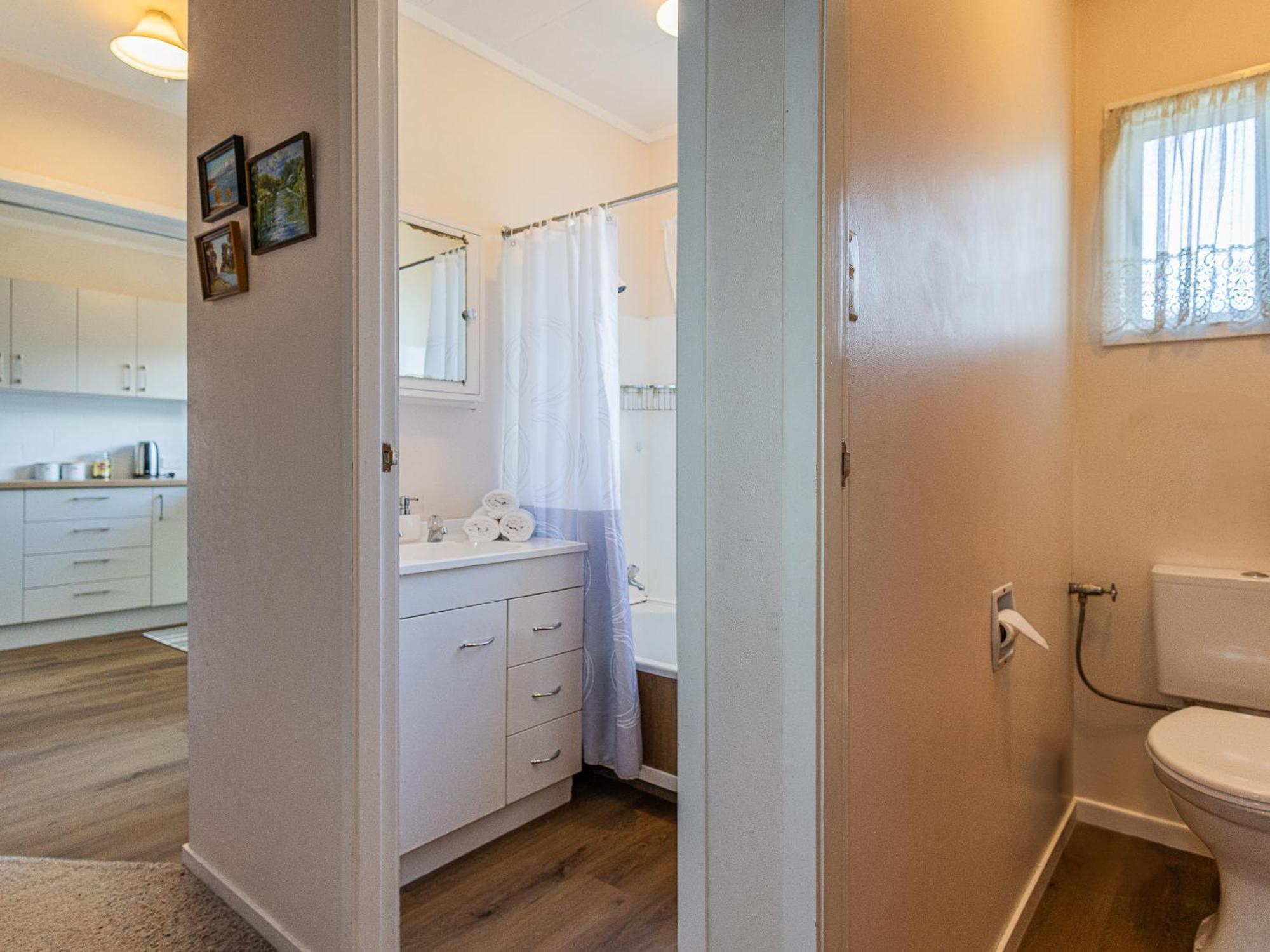 Central Riverside Retreat - Taupo Holiday Home Ngoại thất bức ảnh