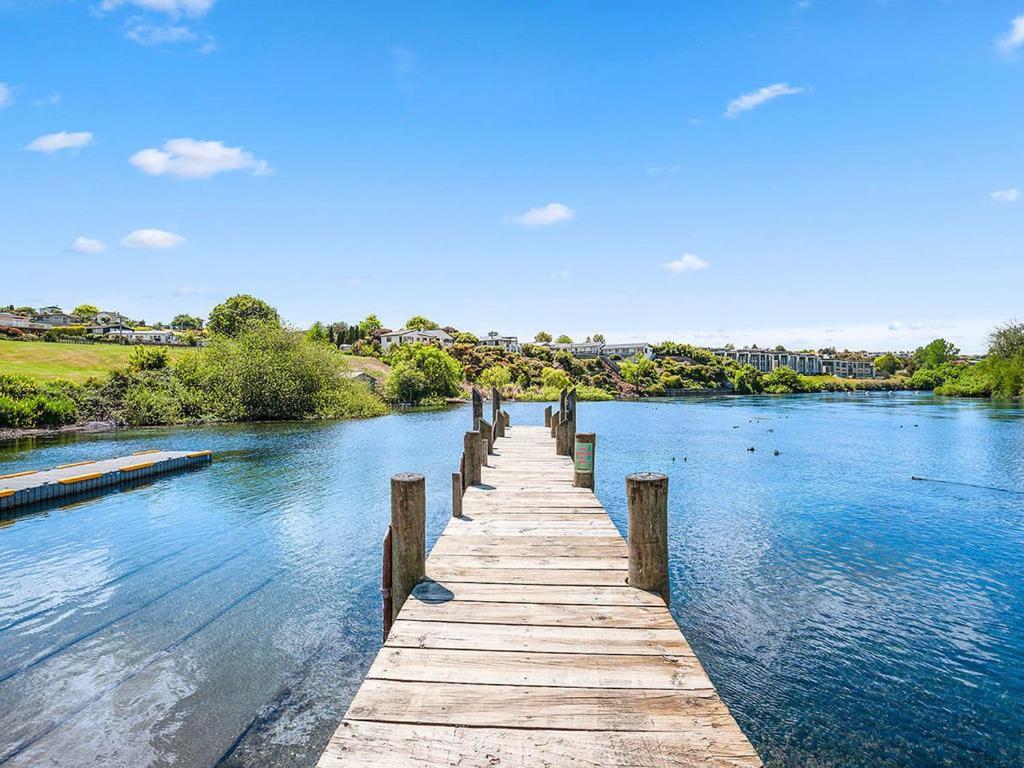 Central Riverside Retreat - Taupo Holiday Home Ngoại thất bức ảnh