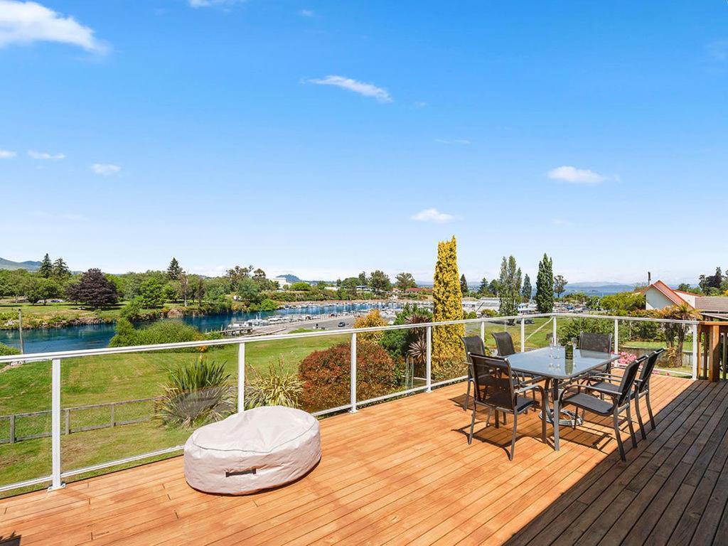 Central Riverside Retreat - Taupo Holiday Home Ngoại thất bức ảnh