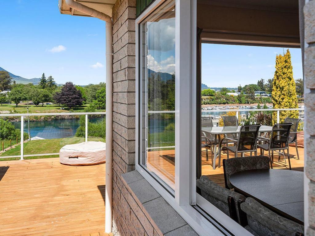 Central Riverside Retreat - Taupo Holiday Home Ngoại thất bức ảnh