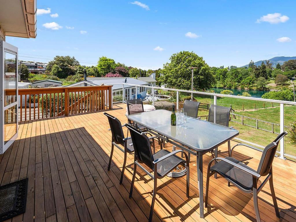 Central Riverside Retreat - Taupo Holiday Home Ngoại thất bức ảnh